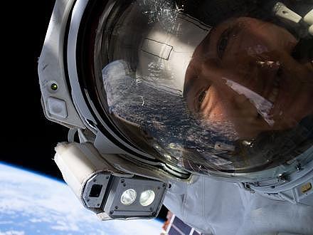  NASA宇航员克里斯蒂娜·科赫与地球“自拍”。图片来源：NASA网站。