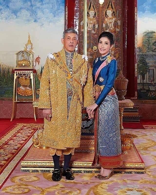 贵妃被废后泰国王后继续淡定亮相！一身湖蓝色裙装秀身材，稳赢啊（组图） - 1