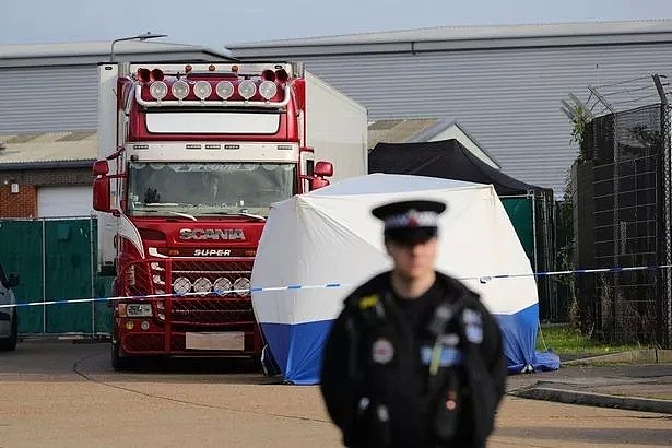 ​英国警方在货车内发现39具尸体，包括一名未成年...（组图） - 2