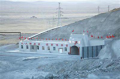 内蒙古西乌旗银漫矿业公司，矿区后侧的主斜坡道入口处。 新京报记者 王飞 摄