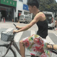 【搞笑】GIF：哥们，你穿个大花裙骑自行车，出门回头率会很高（动图） - 7