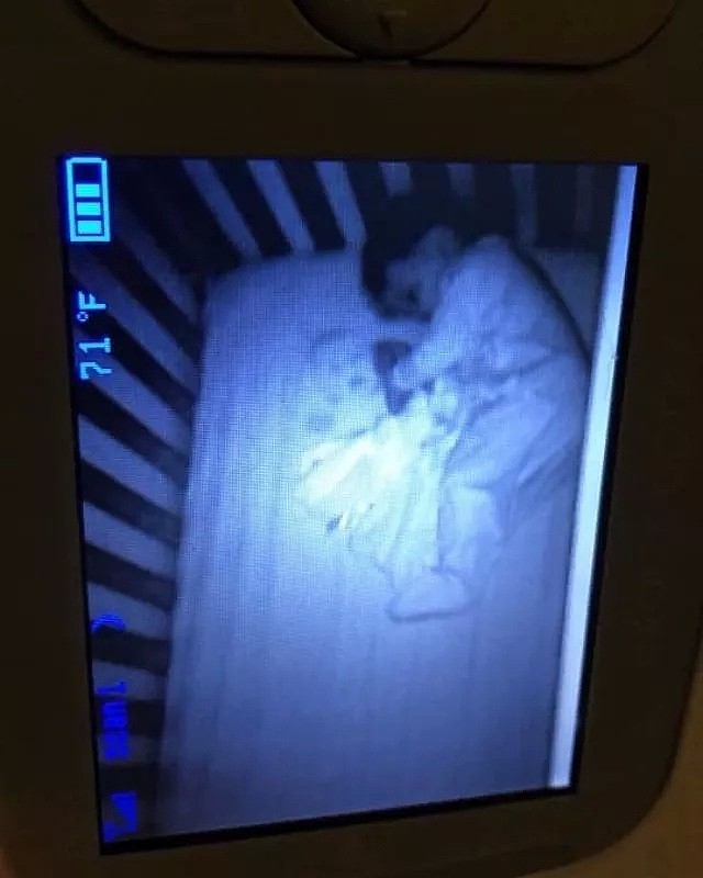 透过婴儿监视器，她看见孩子身边躺着一个“鬼娃娃”（组图） - 1