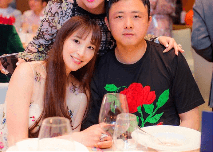 吴佩慈与闺蜜聚餐吃10万元鱼子酱，高调秀婚戒脸部略显浮肿（组图） - 7