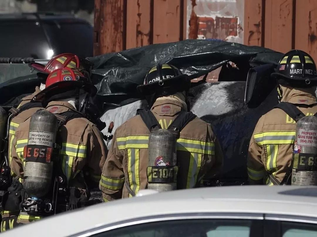 撞树侥幸活命，却被活活烧死在车内！特斯拉再酿毛骨悚然惨剧！（组图） - 4