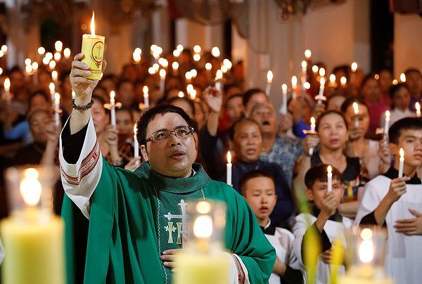 ▲▼越南安城县，民众为货柜冰尸受难者祈福。 （图／路透）