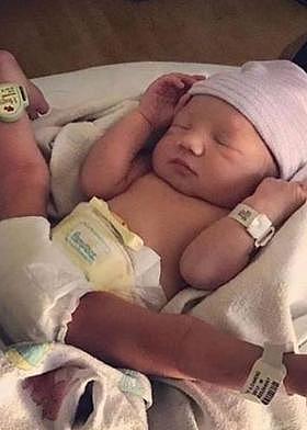 张柏芝首次曝光三胎婴儿照，奇葩睡姿惹人爱，懒理谢霆锋传闻