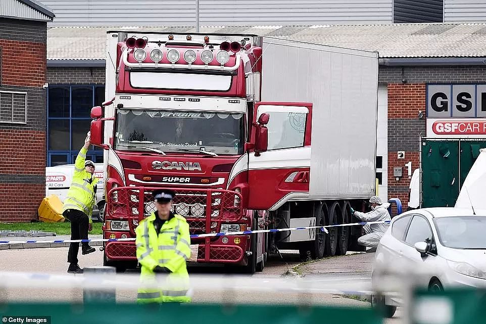 伪造中国护照，衣不蔽体，血手印！39人死在冷冻车后，黑暗产业链再曝光！残忍到无法想象！（组图） - 4