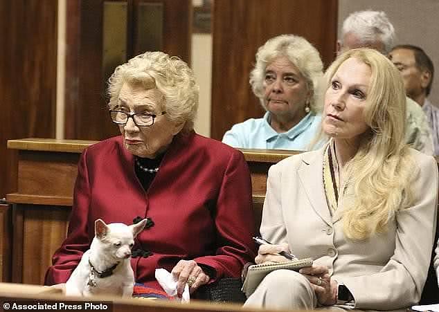 美国93岁“末代公主”出席15亿资产听证会，妻子陪同态度冷漠无爱