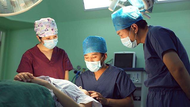孕妇怀孕11个月还不生，医生强行剖腹产，孩子出生后全家乱成一团