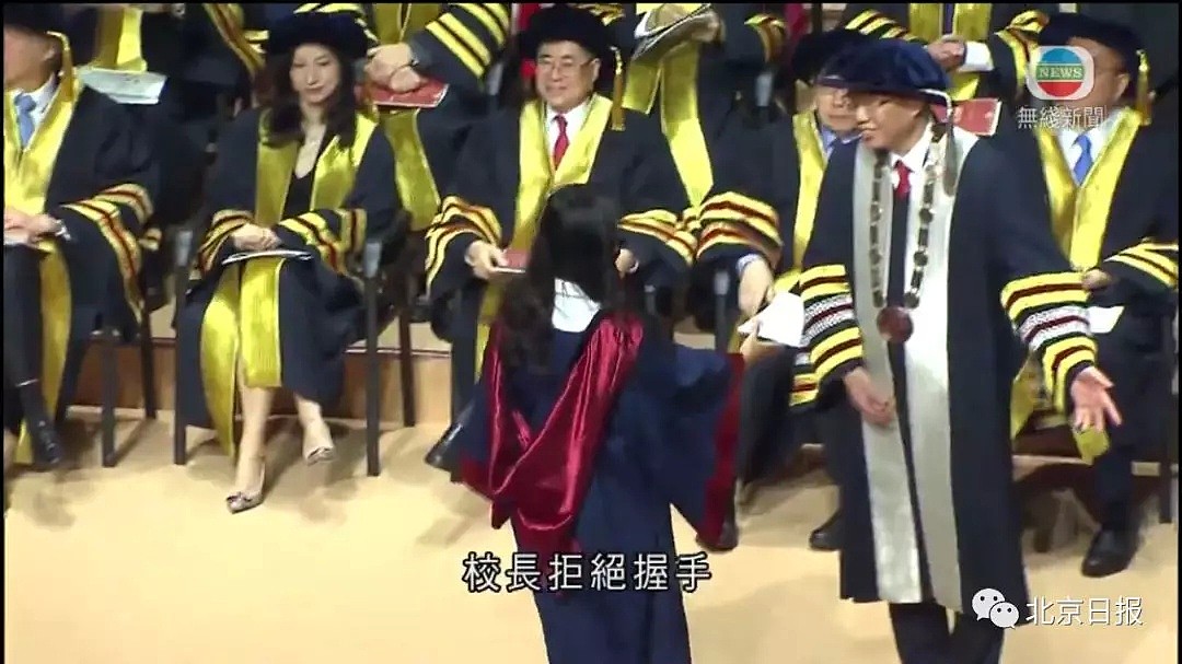 拒绝与戴口罩毕业生握手！香港理工大学校长，有骨气！（组图） - 1