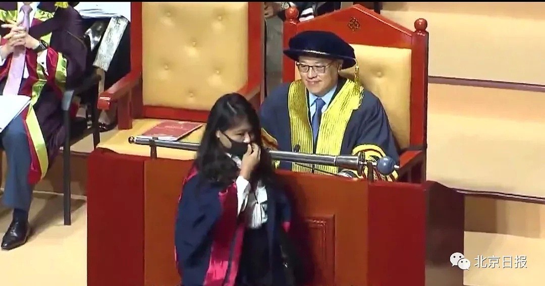 拒绝与戴口罩毕业生握手！香港理工大学校长，有骨气！（组图） - 2