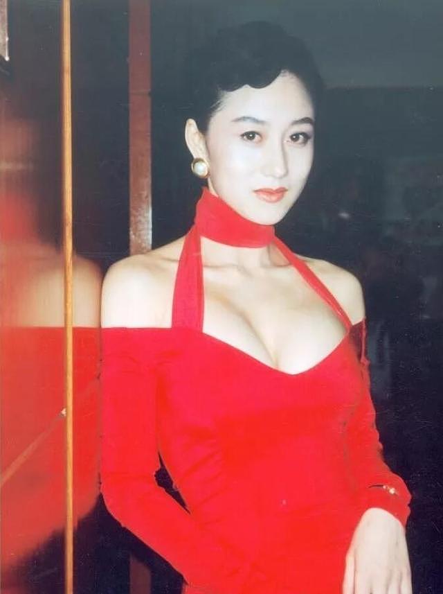 李连杰女儿上热搜，网友却忘不了50年一遇的尤物利智，曾迷倒赌王