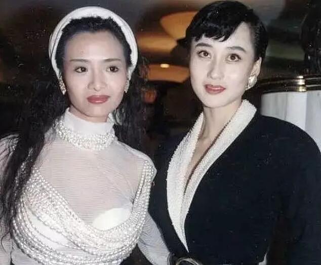 李连杰女儿上热搜，网友却忘不了50年一遇的尤物利智，曾迷倒赌王