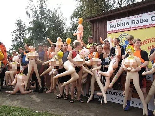 俄罗斯充气娃娃运动会，是属于楞逼的铁人三项（组图） - 1