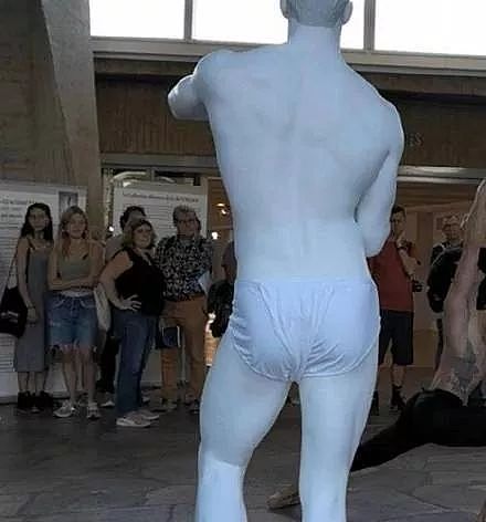 活久见！官方下手给裸体雕塑穿上丁字裤，遭全网嘲讽（组图） - 5