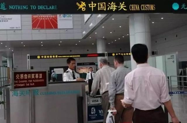 华人回国注意：上百人刚下飞机就被抓行李被封（组图） - 6