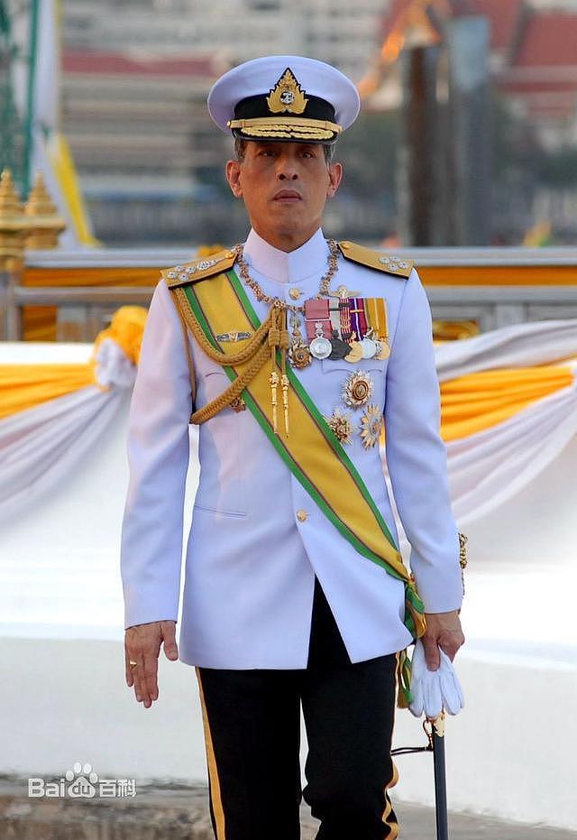 泰国国王风流史曝光：5婚4离，爱上舞女与空姐，最终全部召进后宫