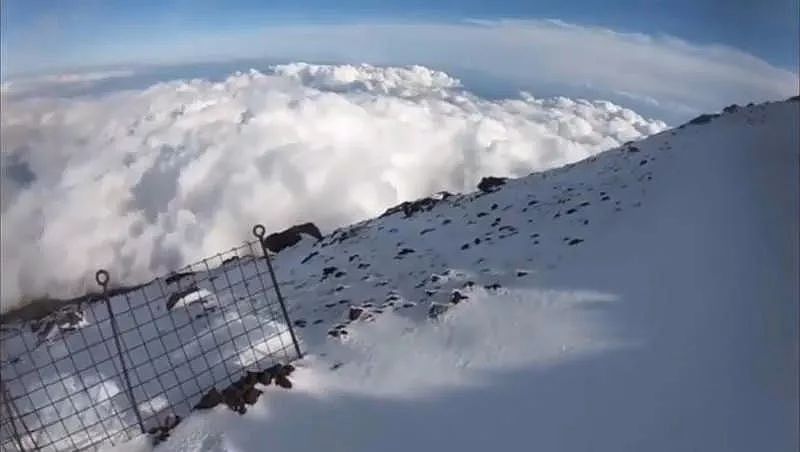 日本网友独自一人攀登富士山做直播，突发意外滚落悬崖，竟成了死亡直播（组图） - 20