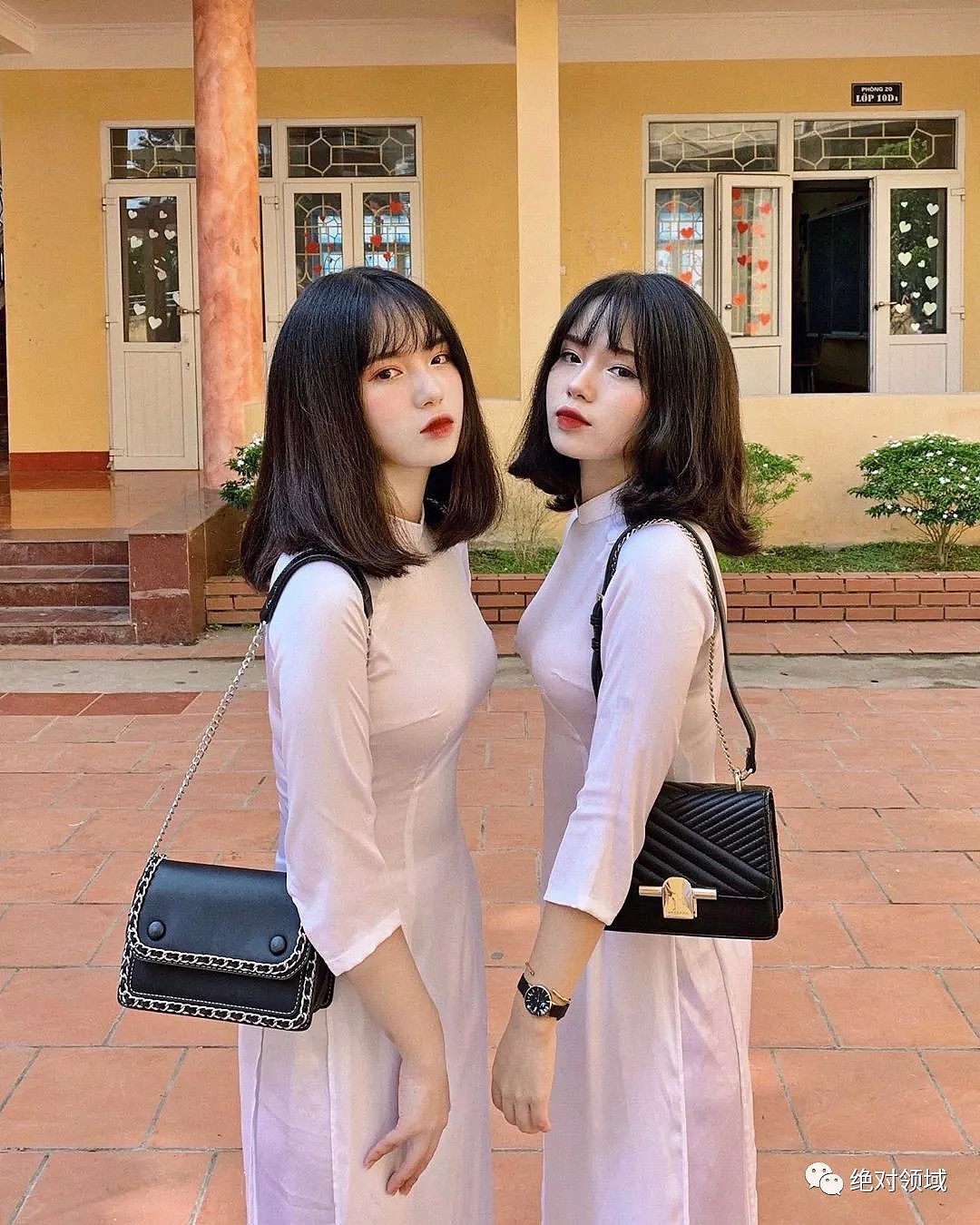 【美女】越南17岁“双胞胎”穿越南国服！超紧绷贴身曲线引热议（组图） - 1