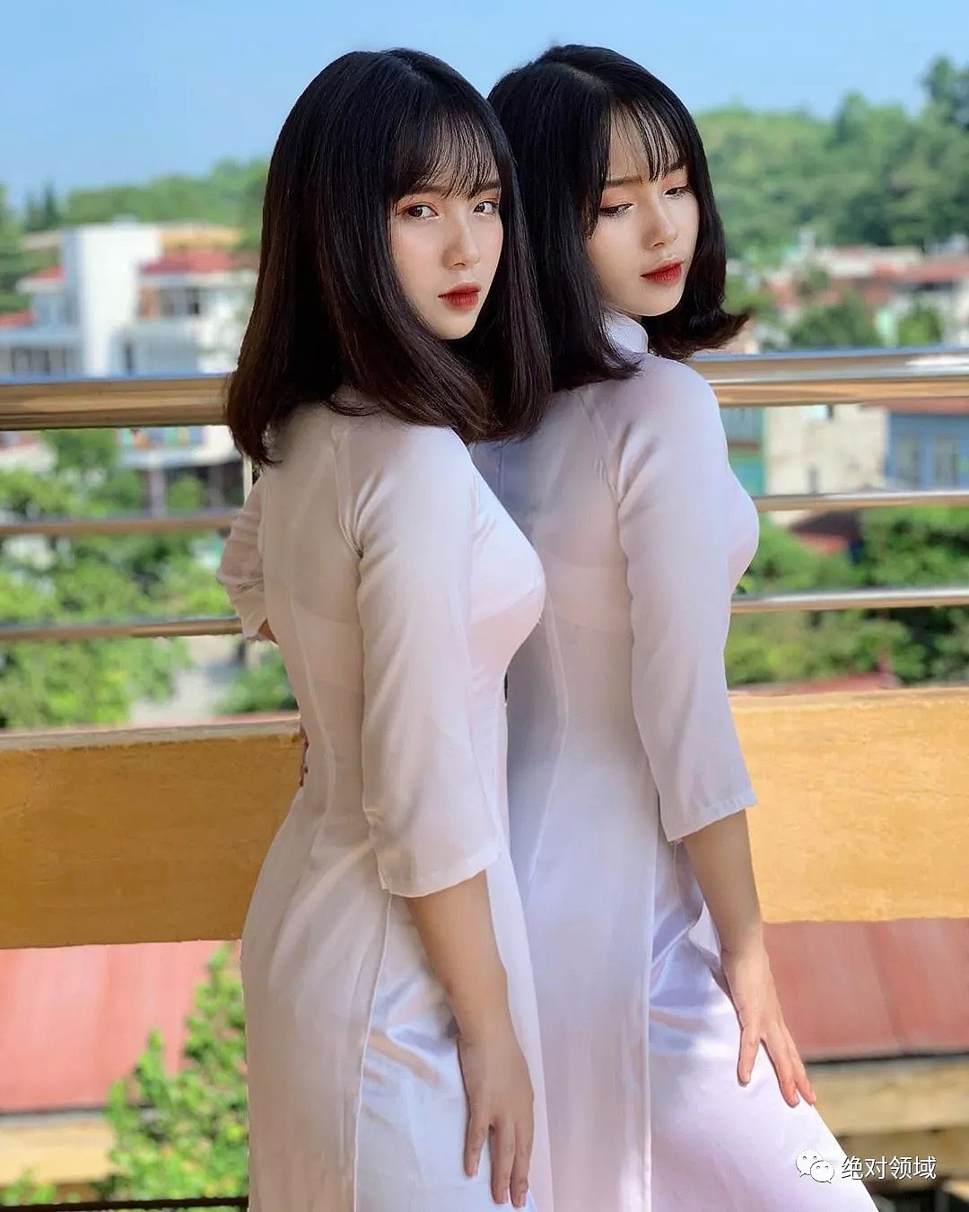 【美女】越南17岁“双胞胎”穿越南国服！超紧绷贴身曲线引热议（组图） - 2
