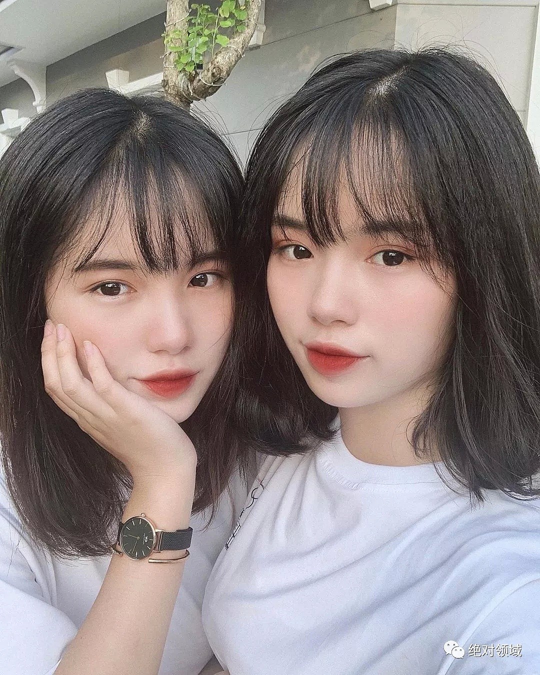 【美女】越南17岁“双胞胎”穿越南国服！超紧绷贴身曲线引热议（组图） - 3