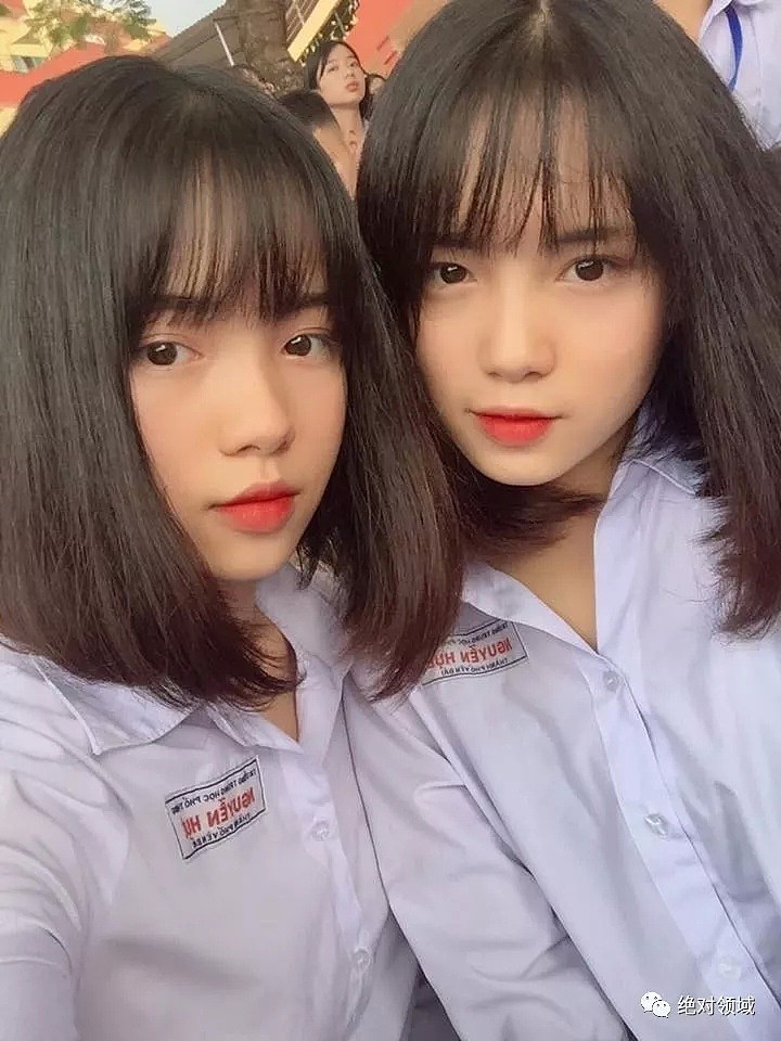【美女】越南17岁“双胞胎”穿越南国服！超紧绷贴身曲线引热议（组图） - 4
