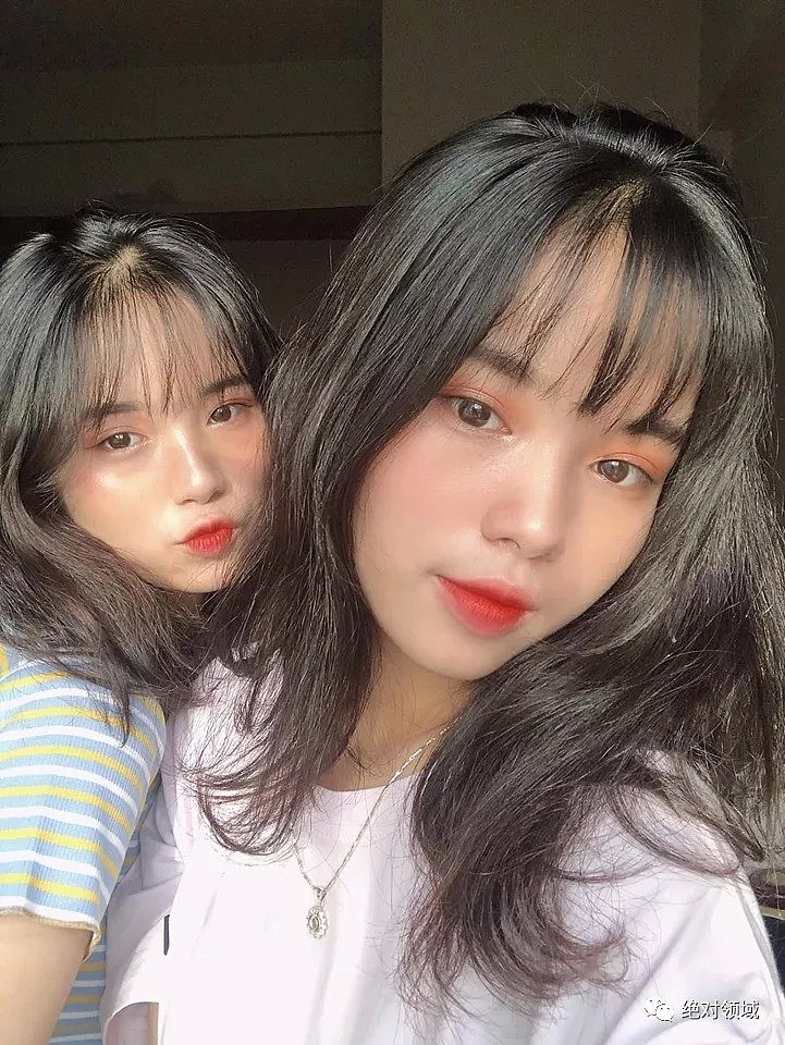 【美女】越南17岁“双胞胎”穿越南国服！超紧绷贴身曲线引热议（组图） - 7
