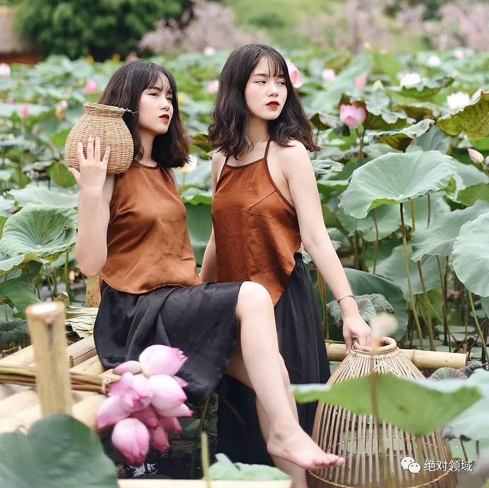 【美女】越南17岁“双胞胎”穿越南国服！超紧绷贴身曲线引热议（组图） - 10