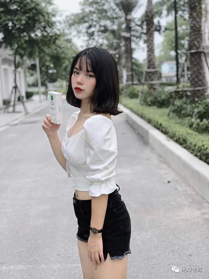【美女】越南17岁“双胞胎”穿越南国服！超紧绷贴身曲线引热议（组图） - 13