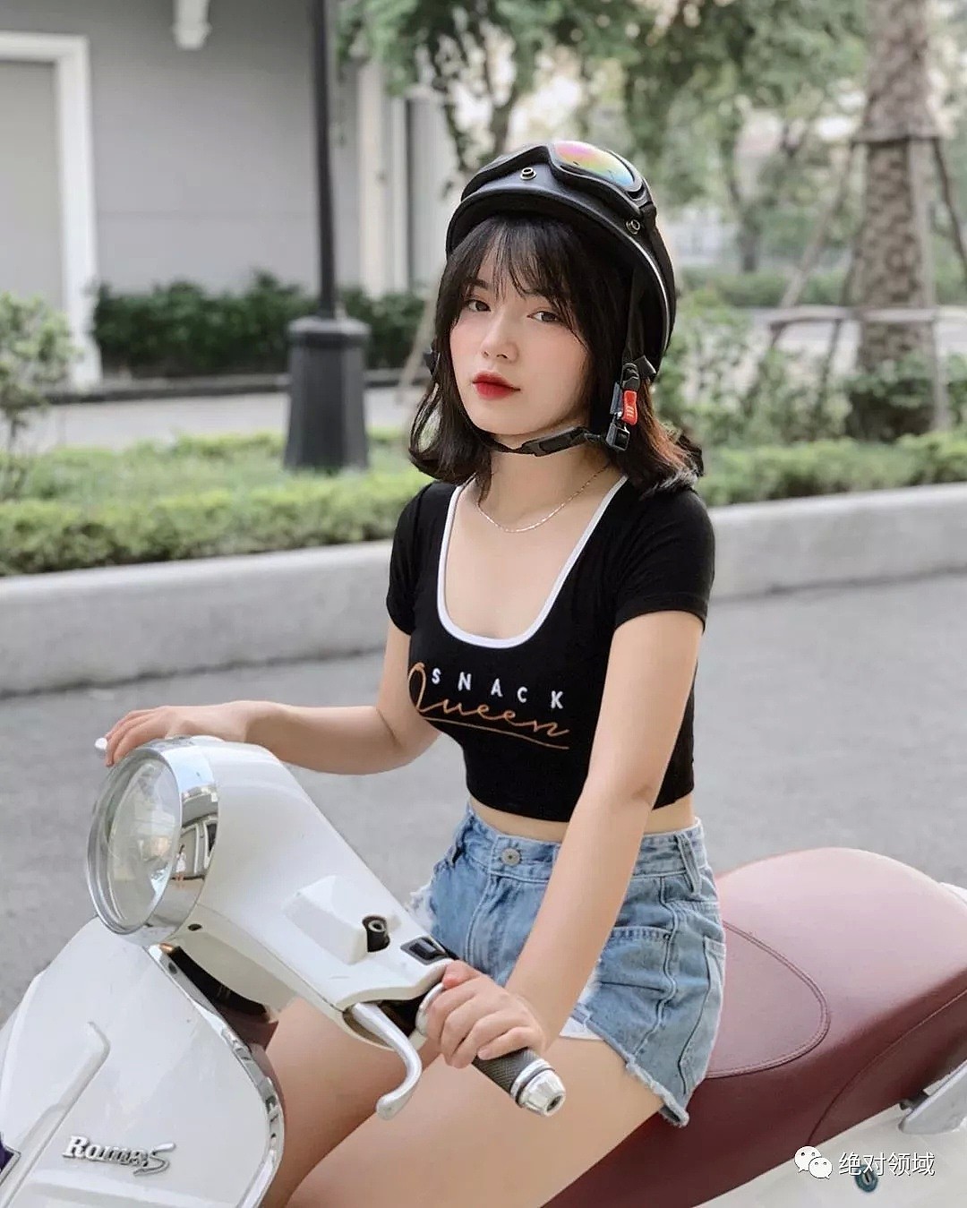 【美女】越南17岁“双胞胎”穿越南国服！超紧绷贴身曲线引热议（组图） - 14