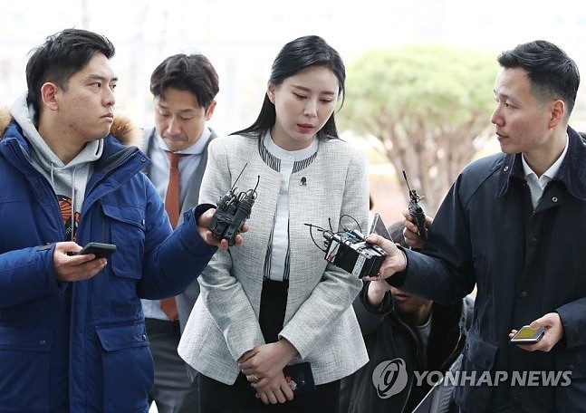 尹智吾接受检方调查前，被记者追问。（韩联社）