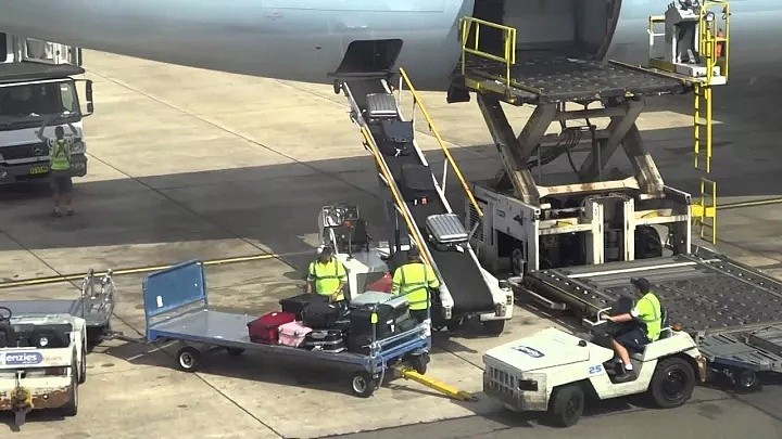 华人小心！机场员工自曝：你的行李就是我们偷的，还放网上变卖了！（组图） - 4