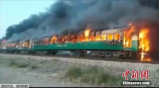 快讯！巴基斯坦火车起火致73死 多人为逃生跳下火车受伤（视频/组图） - 1