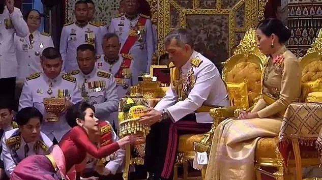 和侍卫通奸？王妃被废后，泰国又解职4名王室官员…这剧情比电视精彩！ - 11