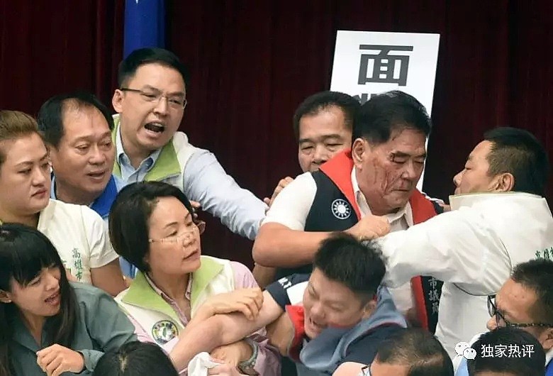 台湾议场开会时打架溅血还集体捏“惨叫鸡”！这一幕“肉搏战”太暴力了...（视频/组图） - 1