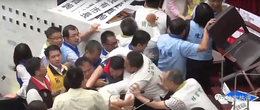 台湾议场开会时打架溅血还集体捏“惨叫鸡”！这一幕“肉搏战”太暴力了...（视频/组图） - 5