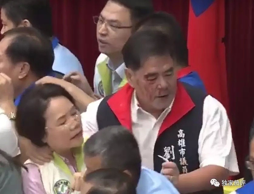 台湾议场开会时打架溅血还集体捏“惨叫鸡”！这一幕“肉搏战”太暴力了...（视频/组图） - 7