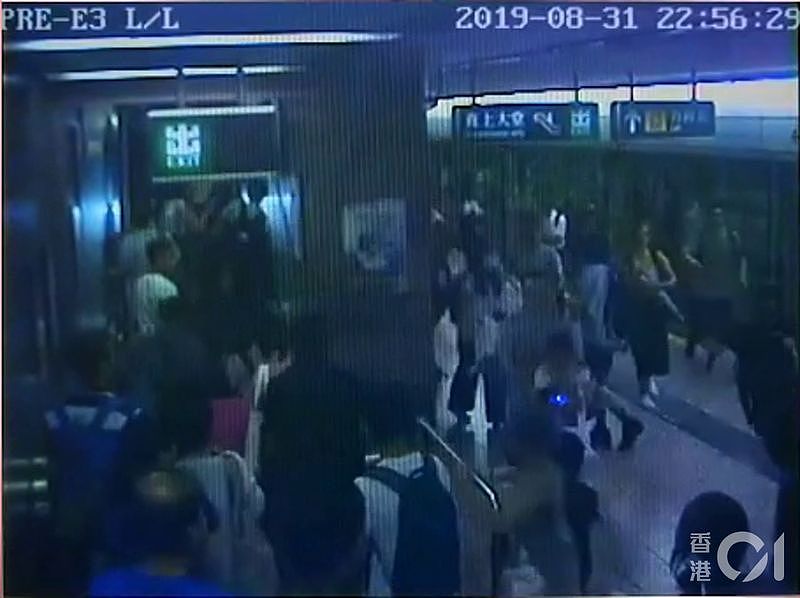 港铁太子站视频首曝光！速龙小队挥棍追捕乘客...（视频/组图） - 3
