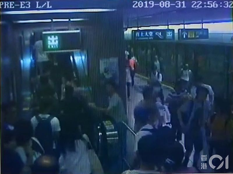 港铁太子站视频首曝光！速龙小队挥棍追捕乘客...（视频/组图） - 4