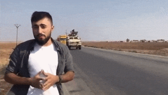 叙利亚记者在M4高速路上拍摄到了前去守卫油田的美军车队 图源：社交媒体