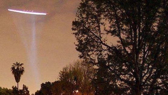 女子拍夕阳拍到不明飞行物！爸爸兴奋大喊：UFO！时隔9年，来了！（组图） - 4