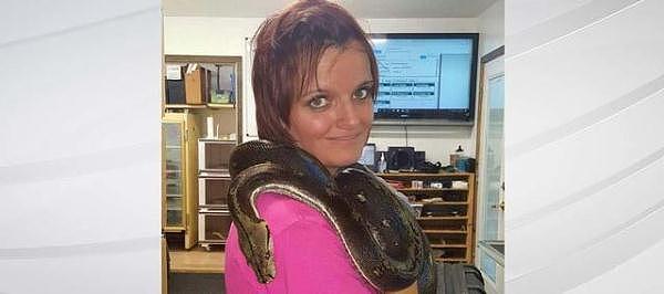 美国女子在“蛇屋”中被2米蟒蛇缠住脖子勒死，身旁还有140多条蛇