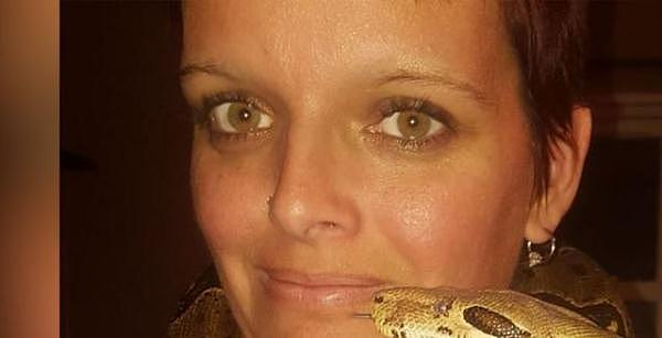 美国女子在“蛇屋”中被2米蟒蛇缠住脖子勒死，身旁还有140多条蛇
