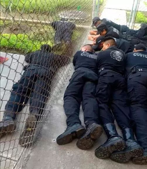 太猖狂！墨西哥监狱骚乱被囚犯占领，竟强迫狱警趴地上甚至下跪（组图） - 2