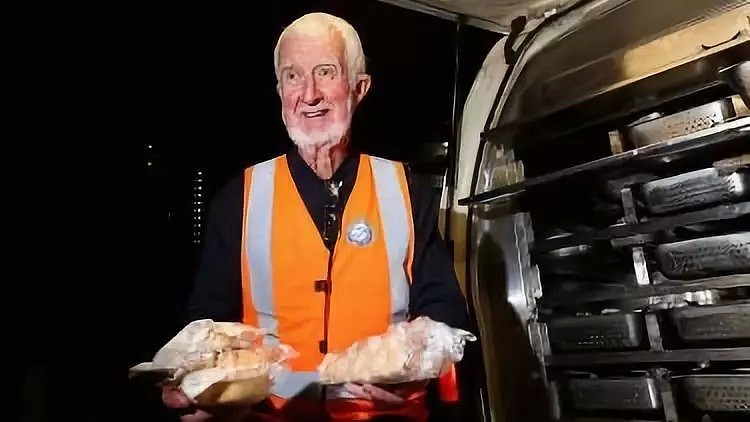 这就是澳洲！墨尔本爷爷投身爱心餐车，免费煮汤送饭44年！（组图） - 2