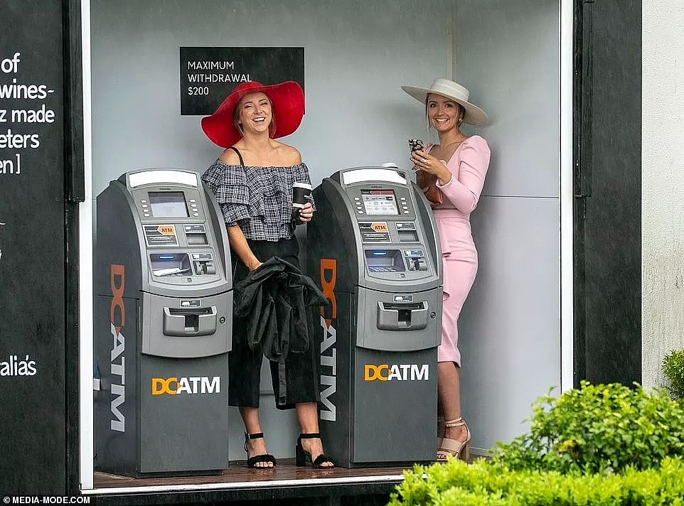 天上掉钱啦！墨尔本这里的ATM取$40吐$100，直接被人挤爆！ - 4