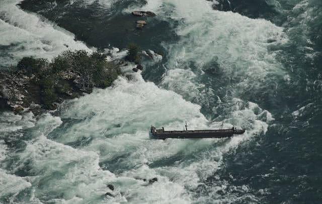 一艘船卡在加拿大尼亚加拉瀑布上游一百年没动，第101年突然动了（组图） - 1