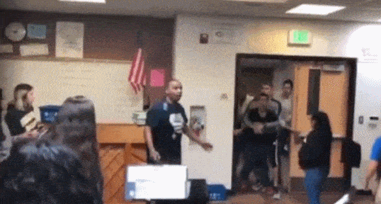 美国老师狠狠殴打自己学生被拍视频，被起诉后大家却纷纷声援...（组图） - 12