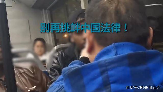 外籍男公交上骚扰女孩 便衣民警：别挑衅中国法律