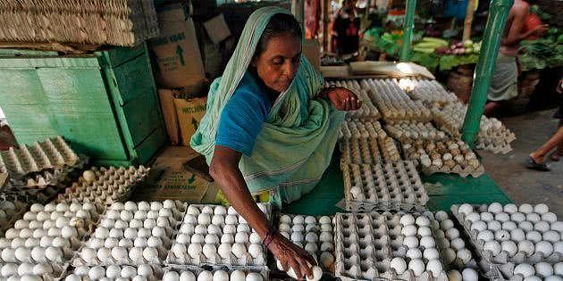 印度男子挑战连吃50个鸡蛋，吃第42个时休克，几小时后离世